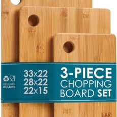 A set of 3 different sizes chopping board