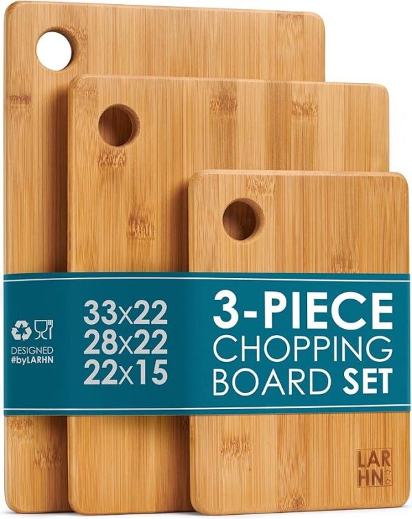 A set of 3 different sizes chopping board